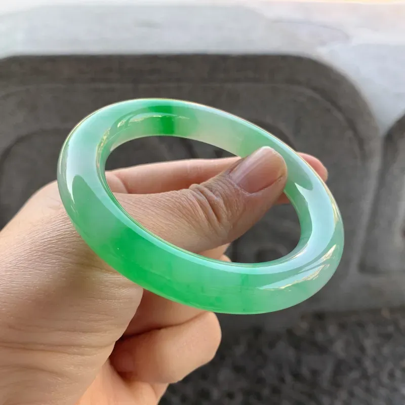 【飘绿圆条手镯,尺寸:55-11.2-11,细腻水润,干净釉洁,色泽清新亮丽,微纹,瑕不掩瑜】图5