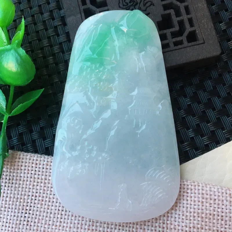【精雕山水玉吊坠,种老,水润,质感十足。尺寸:77.1*45.1*5.6mm】图9