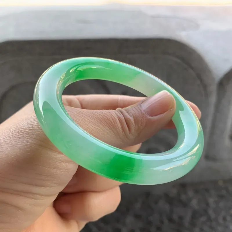 【飘绿圆条手镯,尺寸:55-11.2-11,细腻水润,干净釉洁,色泽清新亮丽,微纹,瑕不掩瑜】图6