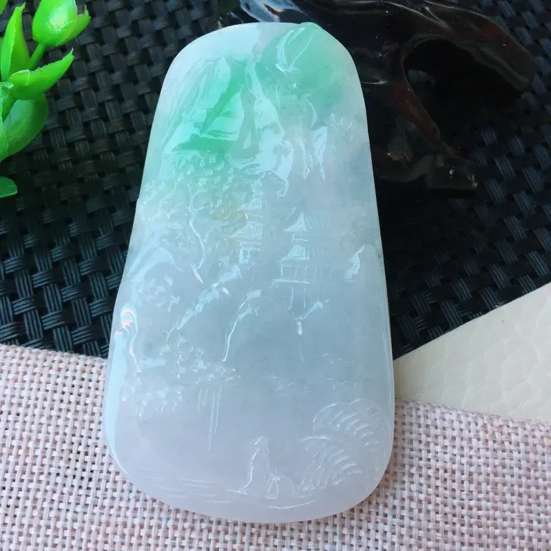 【精雕山水玉吊坠,种老,水润,质感十足。尺寸:77.1*45.1*5.6mm】图5