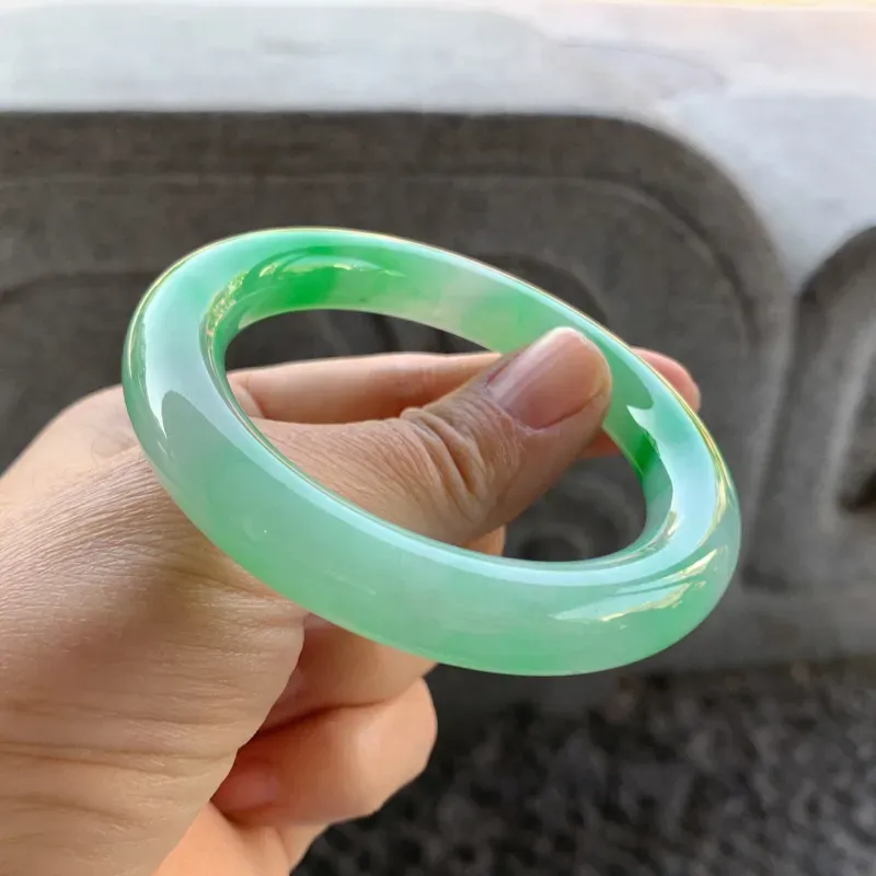 【飘绿圆条手镯,尺寸:55-11.2-11,细腻水润,干净釉洁,色泽清新亮丽,微纹,瑕不掩瑜】图4