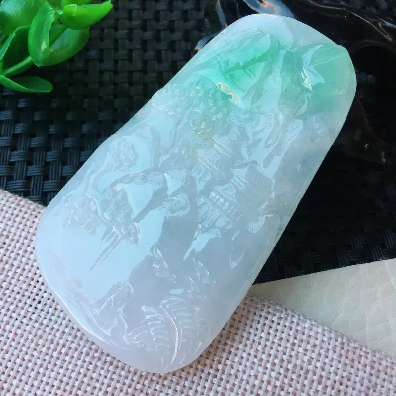 【精雕山水玉吊坠,种老,水润,质感十足。尺寸:77.1*45.1*5.6mm】图3