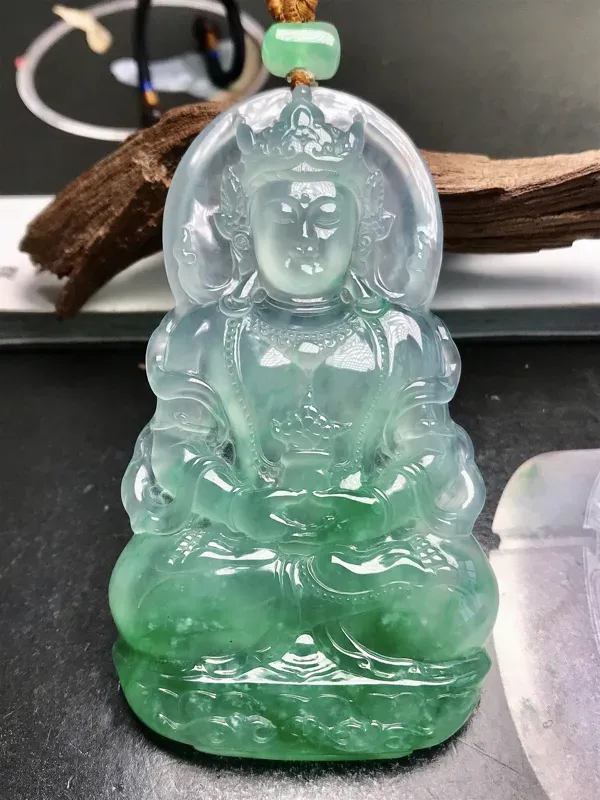 【大师工🙏🙏冰飘绿正装度母观音法相。这件作品的主要价值来源于自己种水色俱全,飘辨识度很高的阳绿色泽,胶感动人,翠色润泽,非常漂亮。整件作品规格大件,70多毫米的高度,很难得。大师雕工,工艺可谓精美生动,鉴赏价值很高。推荐入手珍藏,有点棉,对这类货品来说很常见,已属很美。】图7