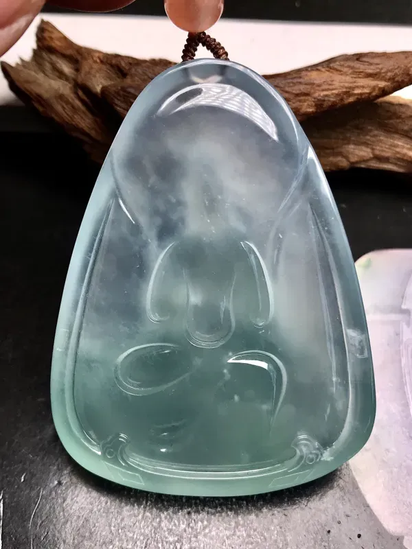 【大师工🙏🙏锐光大师作品,自在观音法相。料子很冰透,通透度很明显,厚度达到12毫米,在这种厚度下有这样的通透表现,可见种水之佳。胶感强烈,起强荧光,种质很老。锐光大师力作,人物雕刻美仑美奂,体态自然,开脸生动,很值得入手一赏,推荐收藏。】图6