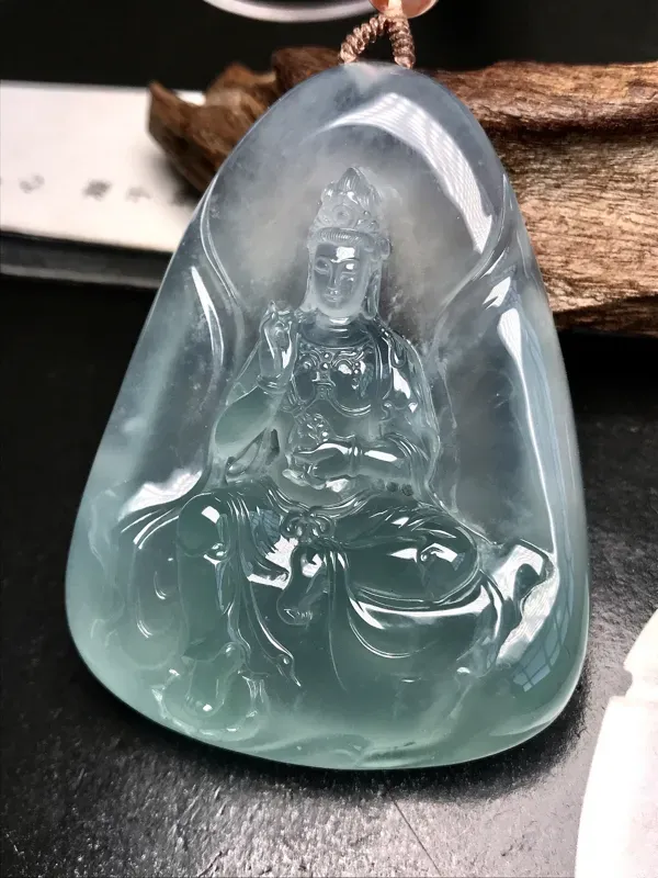 【大师工🙏🙏锐光大师作品,自在观音法相。料子很冰透,通透度很明显,厚度达到12毫米,在这种厚度下有这样的通透表现,可见种水之佳。胶感强烈,起强荧光,种质很老。锐光大师力作,人物雕刻美仑美奂,体态自然,开脸生动,很值得入手一赏,推荐收藏。】图11
