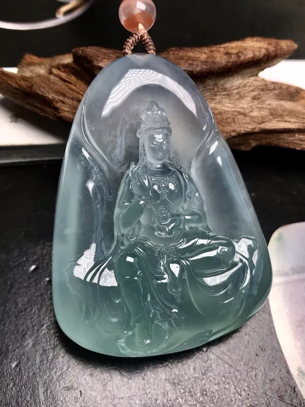 【大师工🙏🙏锐光大师作品,自在观音法相。料子很冰透,通透度很明显,厚度达到12毫米,在这种厚度下有这样的通透表现,可见种水之佳。胶感强烈,起强荧光,种质很老。锐光大师力作,人物雕刻美仑美奂,体态自然,开脸生动,很值得入手一赏,推荐收藏。】图1