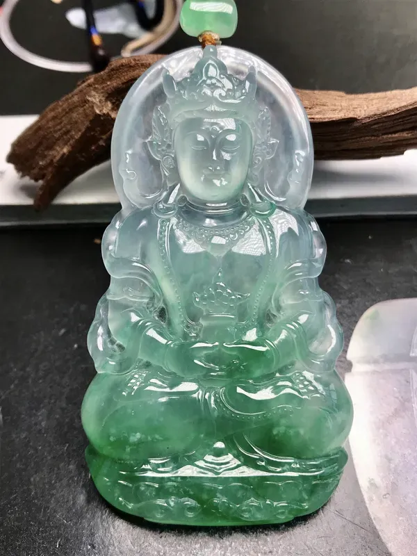 【大师工🙏🙏冰飘绿正装度母观音法相。这件作品的主要价值来源于自己种水色俱全,飘辨识度很高的阳绿色泽,胶感动人,翠色润泽,非常漂亮。整件作品规格大件,70多毫米的高度,很难得。大师雕工,工艺可谓精美生动,鉴赏价值很高。推荐入手珍藏,有点棉,对这类货品来说很常见,已属很美。】图5