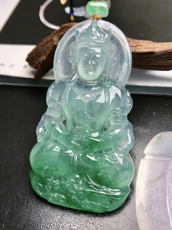 【大师工🙏🙏冰飘绿正装度母观音法相。这件作品的主要价值来源于自己种水色俱全,飘辨识度很高的阳绿色泽,胶感动人,翠色润泽,非常漂亮。整件作品规格大件,70多毫米的高度,很难得。大师雕工,工艺可谓精美生动,鉴赏价值很高。推荐入手珍藏,有点棉,对这类货品来说很常见,已属很美。】图1