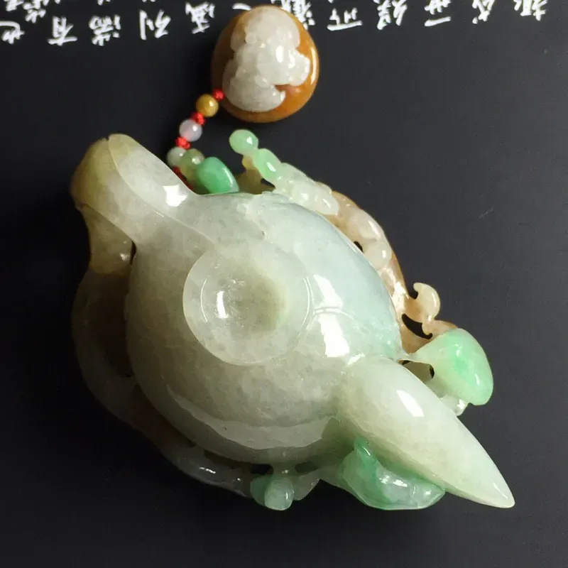 黄加绿茶壶摆件 尺寸82-50-30毫米 色彩艳丽 雕工精湛