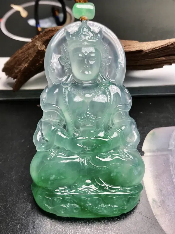 【大师工🙏🙏冰飘绿正装度母观音法相。这件作品的主要价值来源于自己种水色俱全,飘辨识度很高的阳绿色泽,胶感动人,翠色润泽,非常漂亮。整件作品规格大件,70多毫米的高度,很难得。大师雕工,工艺可谓精美生动,鉴赏价值很高。推荐入手珍藏,有点棉,对这类货品来说很常见,已属很美。】图8
