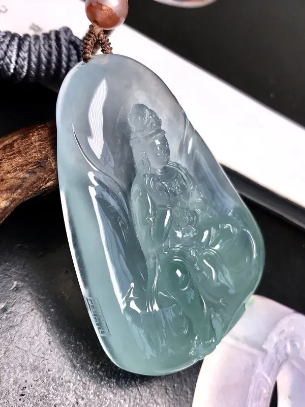 【大师工🙏🙏锐光大师作品,自在观音法相。料子很冰透,通透度很明显,厚度达到12毫米,在这种厚度下有这样的通透表现,可见种水之佳。胶感强烈,起强荧光,种质很老。锐光大师力作,人物雕刻美仑美奂,体态自然,开脸生动,很值得入手一赏,推荐收藏。】图10