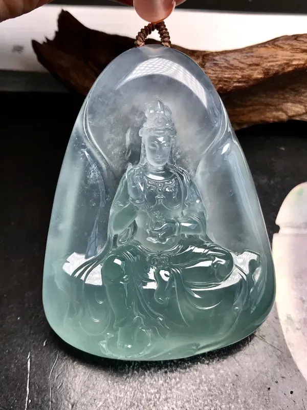 【大师工🙏🙏锐光大师作品,自在观音法相。料子很冰透,通透度很明显,厚度达到12毫米,在这种厚度下有这样的通透表现,可见种水之佳。胶感强烈,起强荧光,种质很老。锐光大师力作,人物雕刻美仑美奂,体态自然,开脸生动,很值得入手一赏,推荐收藏。】图8