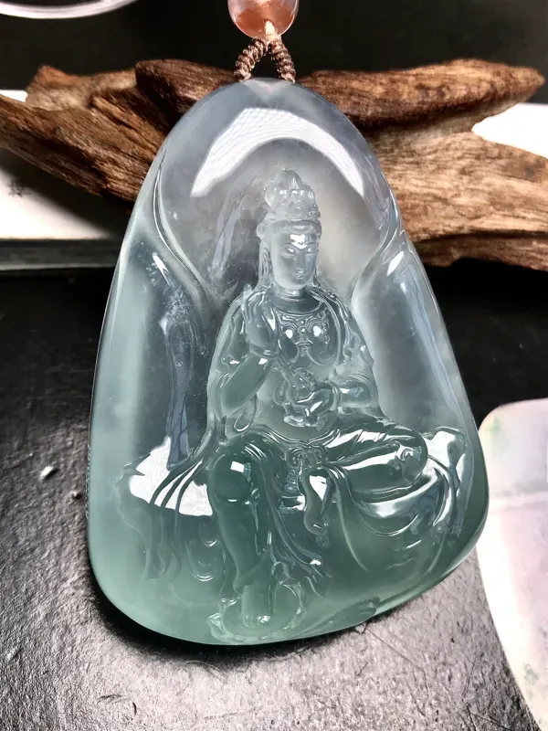 【大师工🙏🙏锐光大师作品,自在观音法相。料子很冰透,通透度很明显,厚度达到12毫米,在这种厚度下有这样的通透表现,可见种水之佳。胶感强烈,起强荧光,种质很老。锐光大师力作,人物雕刻美仑美奂,体态自然,开脸生动,很值得入手一赏,推荐收藏。】图3