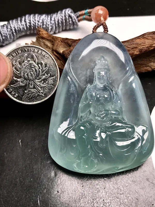 【大师工🙏🙏锐光大师作品,自在观音法相。料子很冰透,通透度很明显,厚度达到12毫米,在这种厚度下有这样的通透表现,可见种水之佳。胶感强烈,起强荧光,种质很老。锐光大师力作,人物雕刻美仑美奂,体态自然,开脸生动,很值得入手一赏,推荐收藏。】图9