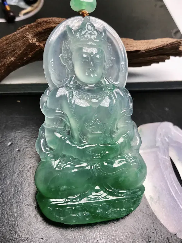 【大师工🙏🙏冰飘绿正装度母观音法相。这件作品的主要价值来源于自己种水色俱全,飘辨识度很高的阳绿色泽,胶感动人,翠色润泽,非常漂亮。整件作品规格大件,70多毫米的高度,很难得。大师雕工,工艺可谓精美生动,鉴赏价值很高。推荐入手珍藏,有点棉,对这类货品来说很常见,已属很美。】图2