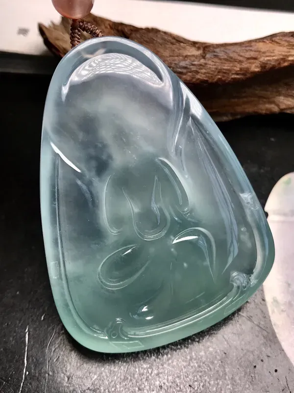 【大师工🙏🙏锐光大师作品,自在观音法相。料子很冰透,通透度很明显,厚度达到12毫米,在这种厚度下有这样的通透表现,可见种水之佳。胶感强烈,起强荧光,种质很老。锐光大师力作,人物雕刻美仑美奂,体态自然,开脸生动,很值得入手一赏,推荐收藏。】图7