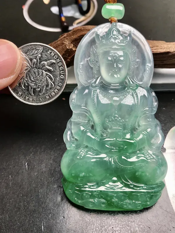 【大师工🙏🙏冰飘绿正装度母观音法相。这件作品的主要价值来源于自己种水色俱全,飘辨识度很高的阳绿色泽,胶感动人,翠色润泽,非常漂亮。整件作品规格大件,70多毫米的高度,很难得。大师雕工,工艺可谓精美生动,鉴赏价值很高。推荐入手珍藏,有点棉,对这类货品来说很常见,已属很美。】图4