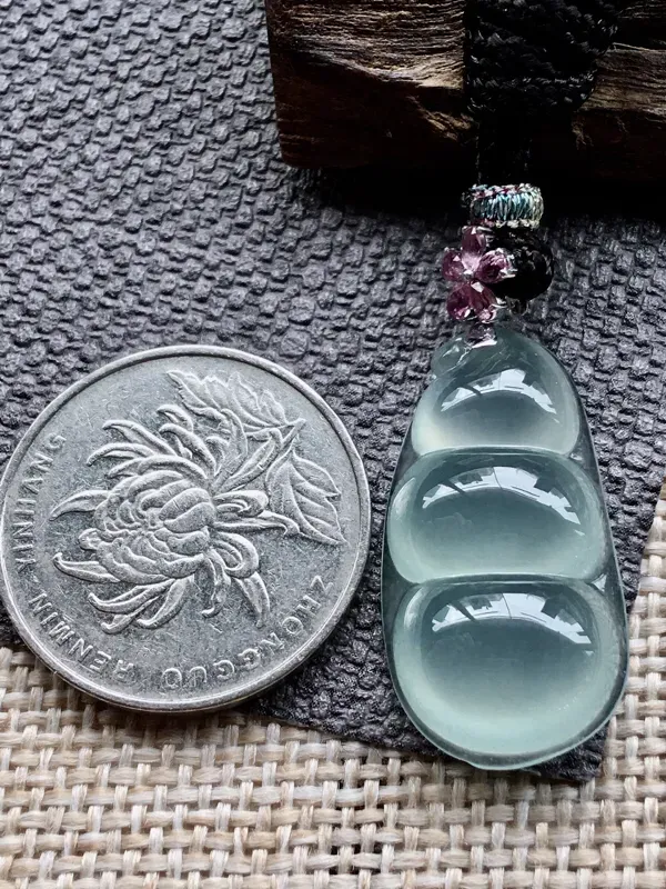 【严选推荐(室外自然光拍摄,裸石厚度7.6毫米)👍👍👍老坑高冰种四季豆,裸石饱满圆润,肥嘟嘟的,佩戴效果出众。种水上乘,冰透水润,荧光抢眼,莹润通透,起钢性、起强玻璃光泽。收藏传承价值高,性价比高,值得入手品鉴。备注:扣头为非翡翠饰品。】图9