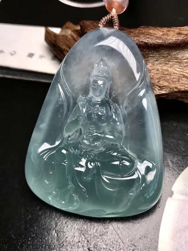 【大师工🙏🙏锐光大师作品,自在观音法相。料子很冰透,通透度很明显,厚度达到12毫米,在这种厚度下有这样的通透表现,可见种水之佳。胶感强烈,起强荧光,种质很老。锐光大师力作,人物雕刻美仑美奂,体态自然,开脸生动,很值得入手一赏,推荐收藏。】图2