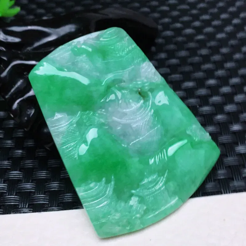 【精雕阳绿山高水长玉吊坠,种水足,雕刻线条流畅优美,色泽鲜艳!佩戴上身效果赞!规格:54.7*42.1*5mm】图4