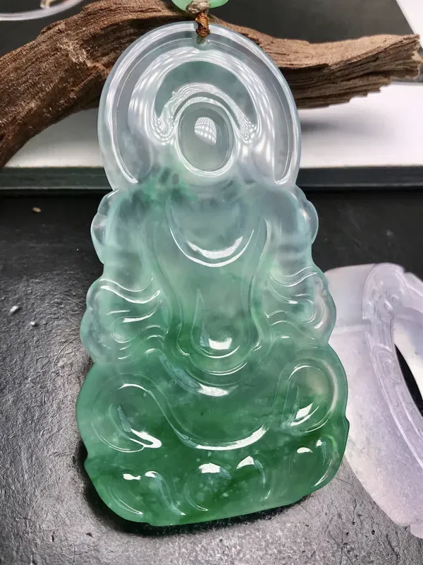 【大师工🙏🙏冰飘绿正装度母观音法相。这件作品的主要价值来源于自己种水色俱全,飘辨识度很高的阳绿色泽,胶感动人,翠色润泽,非常漂亮。整件作品规格大件,70多毫米的高度,很难得。大师雕工,工艺可谓精美生动,鉴赏价值很高。推荐入手珍藏,有点棉,对这类货品来说很常见,已属很美。】图11