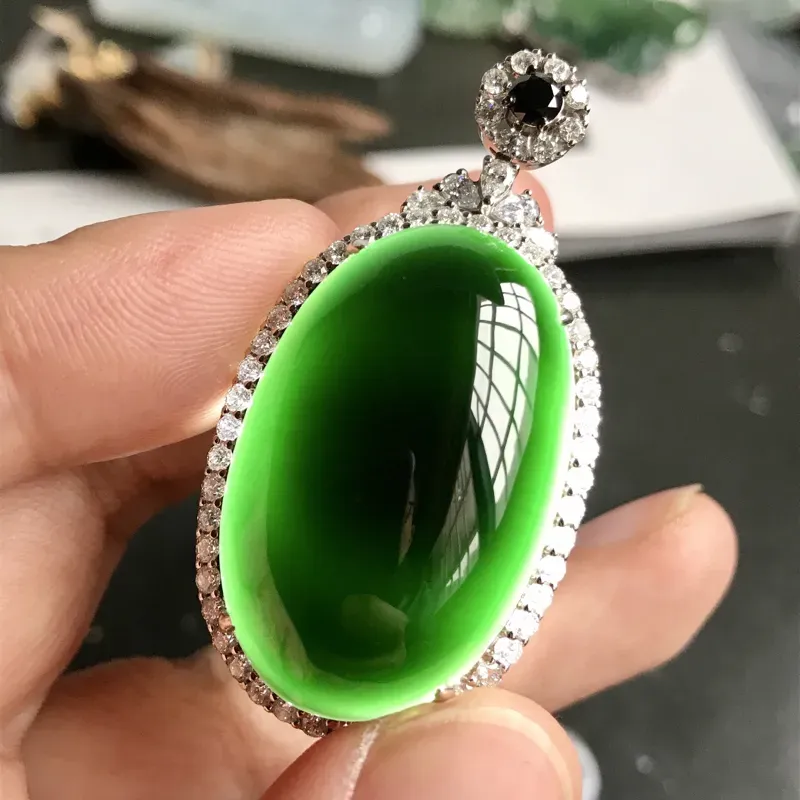 【行家货🙏🙏墨翠大鸡蛋吊坠,如此大而美的墨翠蛋面非常罕见,老坑高冰种质,黑亮闪耀,细腻致密的程度无可挑剔,黑度上佳。更为出色的是净度,打灯毫无结构感,同样也没有那些肉眼可见的星星点点,一尘不染,如釉般洁净纯美。形状饱满,厚度达到8.8毫米,通透度表现上佳。长度达到34.1毫米,无纹无裂,品相无可挑剔。打灯透亮,用普通强光灯已有如此表现,如是专业墨翠灯,将美如星辰。收藏品质,难得一遇。18K金重金镶嵌,豪华大钻美仑美奂,强烈推荐入手收藏。】图1