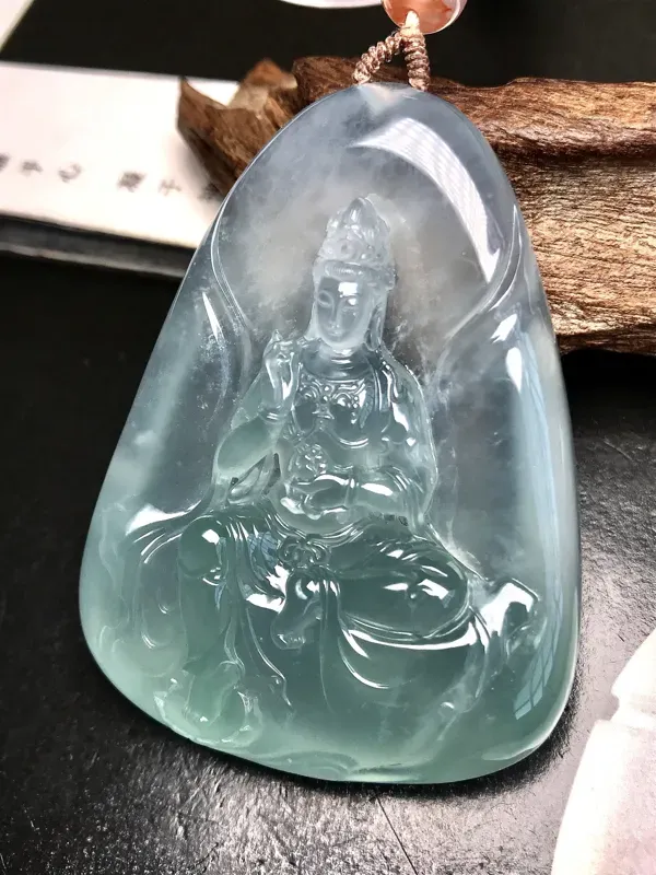 【大师工🙏🙏锐光大师作品,自在观音法相。料子很冰透,通透度很明显,厚度达到12毫米,在这种厚度下有这样的通透表现,可见种水之佳。胶感强烈,起强荧光,种质很老。锐光大师力作,人物雕刻美仑美奂,体态自然,开脸生动,很值得入手一赏,推荐收藏。】图4