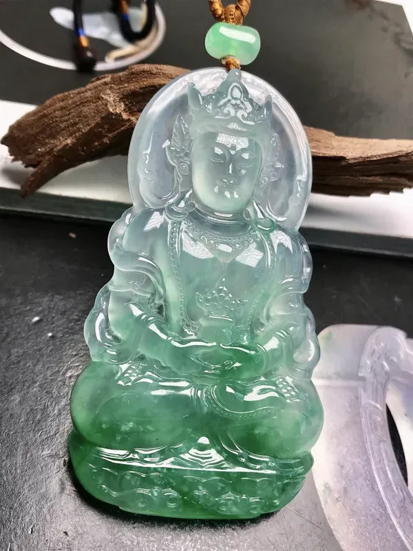 【大师工🙏🙏冰飘绿正装度母观音法相。这件作品的主要价值来源于自己种水色俱全,飘辨识度很高的阳绿色泽,胶感动人,翠色润泽,非常漂亮。整件作品规格大件,70多毫米的高度,很难得。大师雕工,工艺可谓精美生动,鉴赏价值很高。推荐入手珍藏,有点棉,对这类货品来说很常见,已属很美。】图6