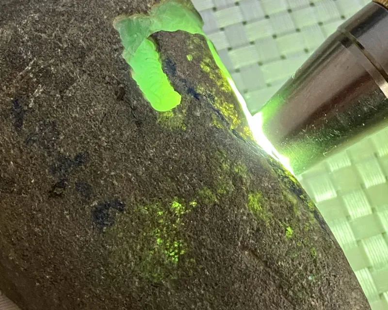 【🤝🎉#矿区新货来袭# 莫西沙沙皮开窗色料,大面积开窗,淡绿色,开窗处打灯种老肉细水头十足,品相完整,开窗处眼见有牌子位,可以赌绿色牌子及挂件,喜欢的老板来(原石有风险,请谨慎购买)】图10