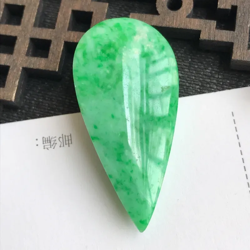 编号：1010，翡翠A货，飘绿水滴戒面可镶嵌，尺寸：41*20.3*10.3mm，