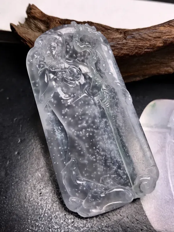 大师工张炳光作品，玉雕界泰山北斗级的大师，收藏作品一物难求，务必留意。取材一件高冰近玻璃种的雪花棉料子，题材为苏武牧羊，隐忍坚持、否极泰来，也是不忘初心的励志代表。手中一柄手杖，应用了淡绿色线，也是整件作品的神来之笔。雕工精细，人物非常生动。珍藏佳品，市场罕见，强烈推荐入手。