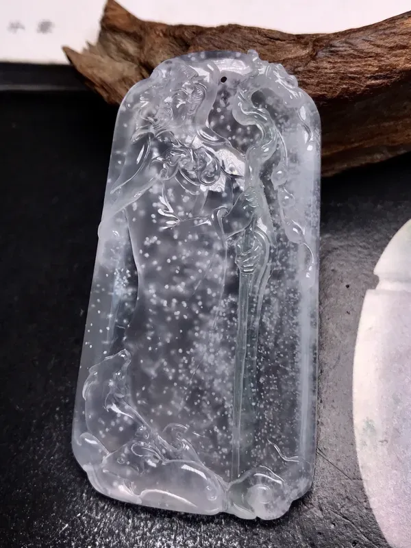 大师工张炳光作品，玉雕界泰山北斗级的大师，收藏作品一物难求，务必留意。取材一件高冰近玻璃种的雪花棉料子，题材为苏武牧羊，隐忍坚持、否极泰来，也是不忘初心的励志代表。手中一柄手杖，应用了淡绿色线，也是整件作品的神来之笔。雕工精细，人物非常生动。珍藏佳品，市场罕见，强烈推荐入手。