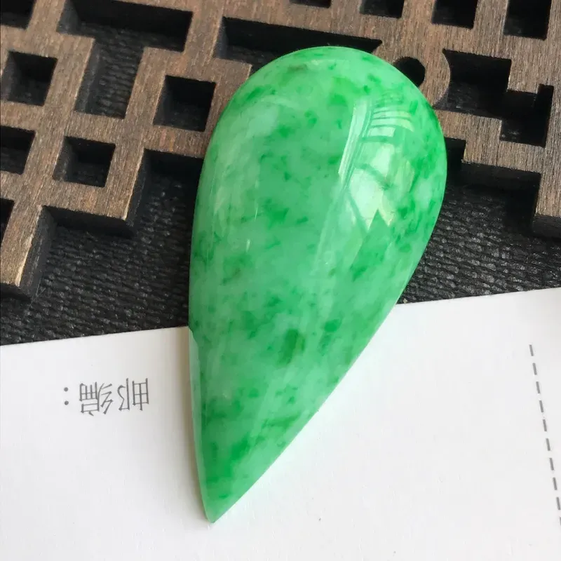 编号：1010，翡翠A货，飘绿水滴戒面可镶嵌，尺寸：41*20.3*10.3mm，