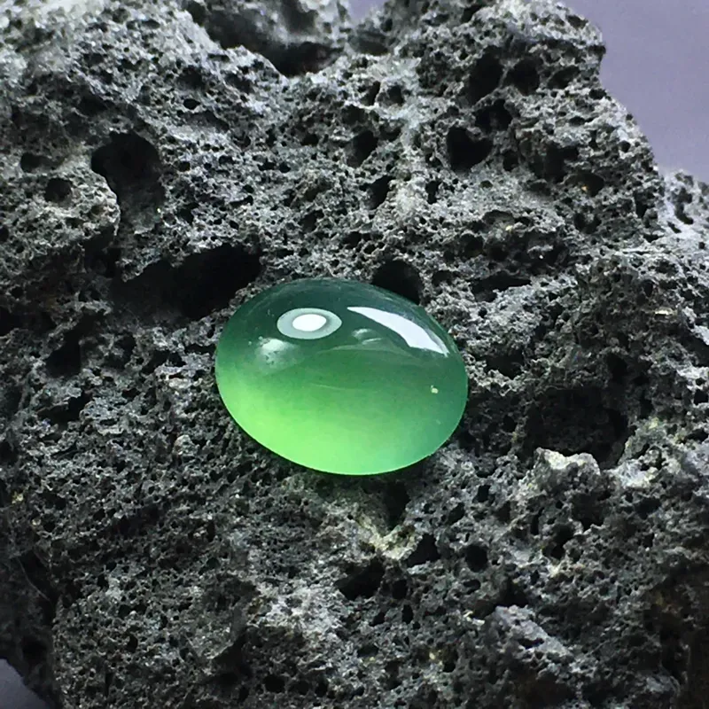 冰绿蛋面裸石，底子细腻，色泽漂亮，干净起光，饱满圆润。尺寸：9.2-7.1-3.4