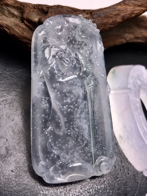 大师工张炳光作品，玉雕界泰山北斗级的大师，收藏作品一物难求，务必留意。取材一件高冰近玻璃种的雪花棉料子，题材为苏武牧羊，隐忍坚持、否极泰来，也是不忘初心的励志代表。手中一柄手杖，应用了淡绿色线，也是整件作品的神来之笔。雕工精细，人物非常生动。珍藏佳品，市场罕见，强烈推荐入手。