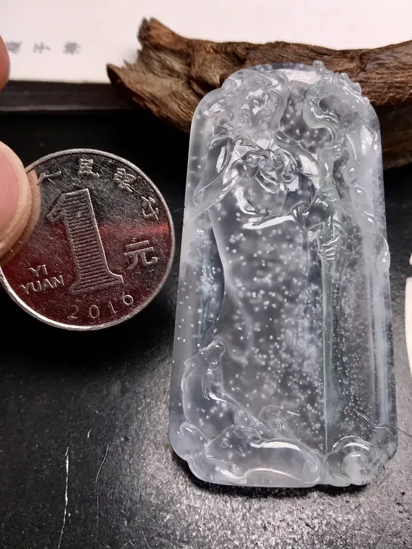 大师工张炳光作品，玉雕界泰山北斗级的大师，收藏作品一物难求，务必留意。取材一件高冰近玻璃种的雪花棉料子，题材为苏武牧羊，隐忍坚持、否极泰来，也是不忘初心的励志代表。手中一柄手杖，应用了淡绿色线，也是整件作品的神来之笔。雕工精细，人物非常生动。珍藏佳品，市场罕见，强烈推荐入手。