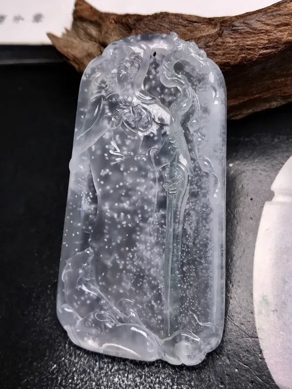 大师工张炳光作品，玉雕界泰山北斗级的大师，收藏作品一物难求，务必留意。取材一件高冰近玻璃种的雪花棉料子，题材为苏武牧羊，隐忍坚持、否极泰来，也是不忘初心的励志代表。手中一柄手杖，应用了淡绿色线，也是整件作品的神来之笔。雕工精细，人物非常生动。珍藏佳品，市场罕见，强烈推荐入手。
