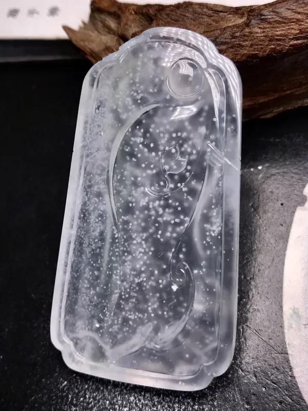 大师工张炳光作品，玉雕界泰山北斗级的大师，收藏作品一物难求，务必留意。取材一件高冰近玻璃种的雪花棉料子，题材为苏武牧羊，隐忍坚持、否极泰来，也是不忘初心的励志代表。手中一柄手杖，应用了淡绿色线，也是整件作品的神来之笔。雕工精细，人物非常生动。珍藏佳品，市场罕见，强烈推荐入手。