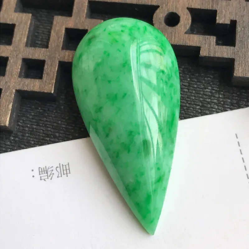 编号：1010，翡翠A货，飘绿水滴戒面可镶嵌，尺寸：41*20.3*10.3mm，