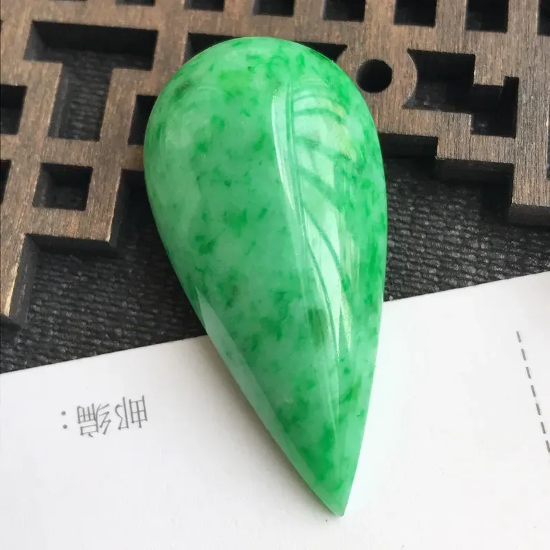 编号：1010，翡翠A货，飘绿水滴戒面可镶嵌，尺寸：41*20.3*10.3mm，