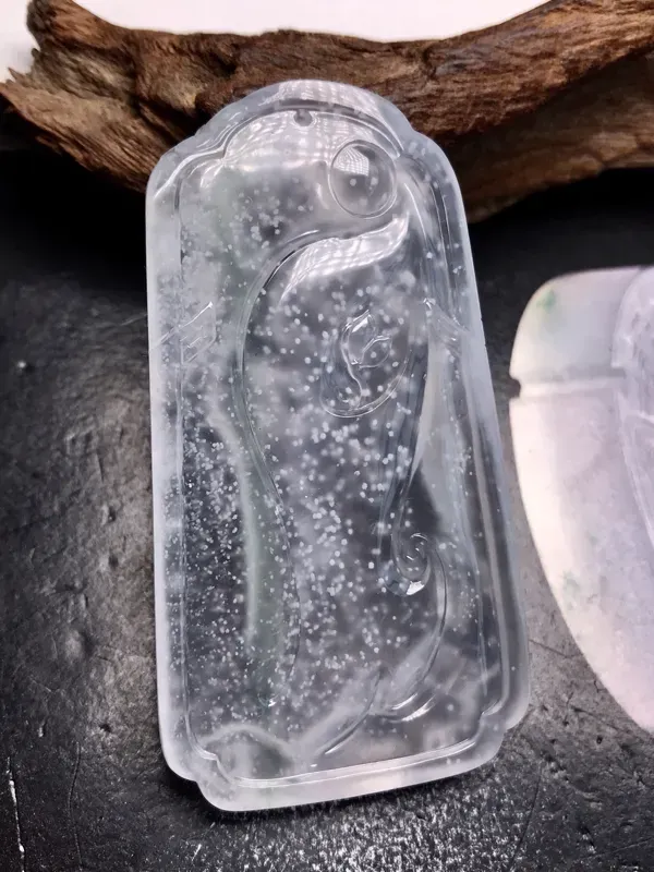 大师工张炳光作品，玉雕界泰山北斗级的大师，收藏作品一物难求，务必留意。取材一件高冰近玻璃种的雪花棉料子，题材为苏武牧羊，隐忍坚持、否极泰来，也是不忘初心的励志代表。手中一柄手杖，应用了淡绿色线，也是整件作品的神来之笔。雕工精细，人物非常生动。珍藏佳品，市场罕见，强烈推荐入手。