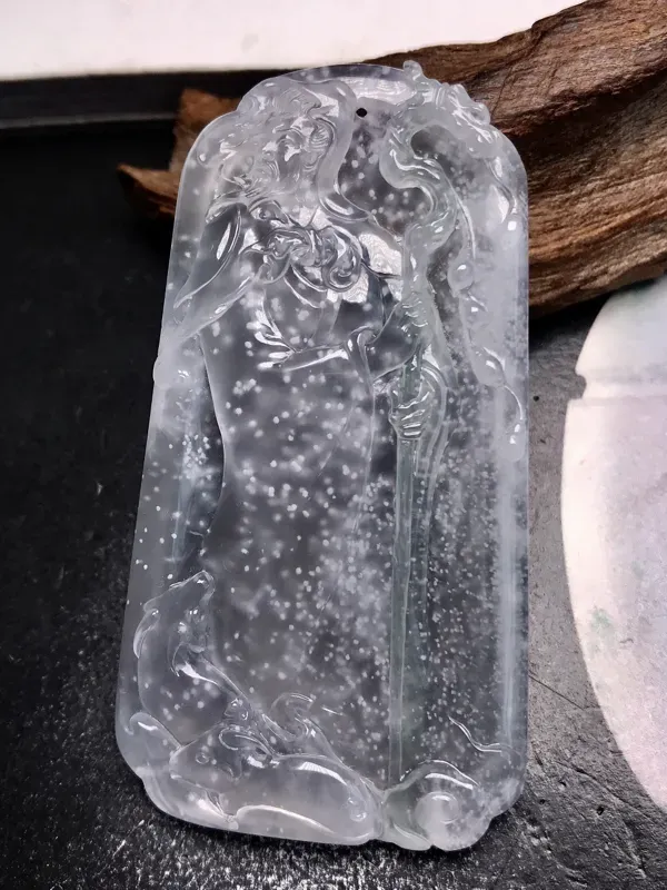 大师工张炳光作品，玉雕界泰山北斗级的大师，收藏作品一物难求，务必留意。取材一件高冰近玻璃种的雪花棉料子，题材为苏武牧羊，隐忍坚持、否极泰来，也是不忘初心的励志代表。手中一柄手杖，应用了淡绿色线，也是整件作品的神来之笔。雕工精细，人物非常生动。珍藏佳品，市场罕见，强烈推荐入手。