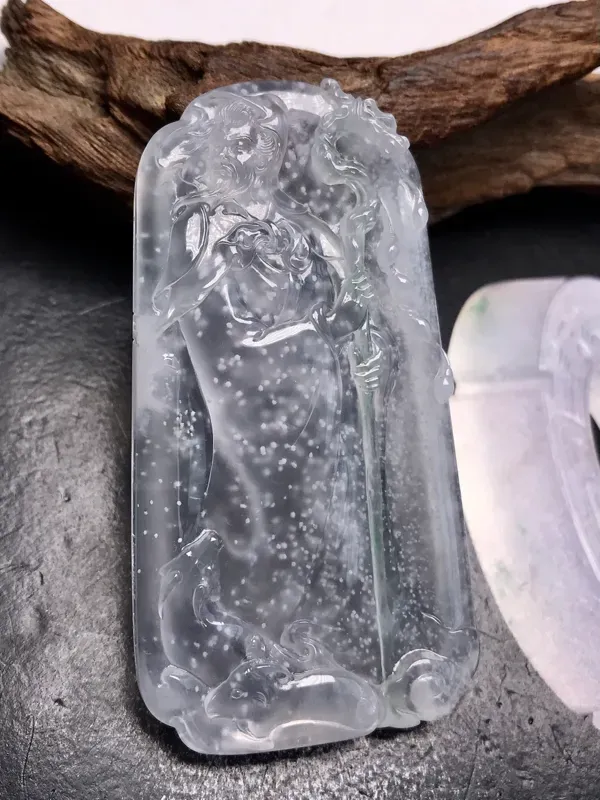 大师工张炳光作品，玉雕界泰山北斗级的大师，收藏作品一物难求，务必留意。取材一件高冰近玻璃种的雪花棉料子，题材为苏武牧羊，隐忍坚持、否极泰来，也是不忘初心的励志代表。手中一柄手杖，应用了淡绿色线，也是整件作品的神来之笔。雕工精细，人物非常生动。珍藏佳品，市场罕见，强烈推荐入手。