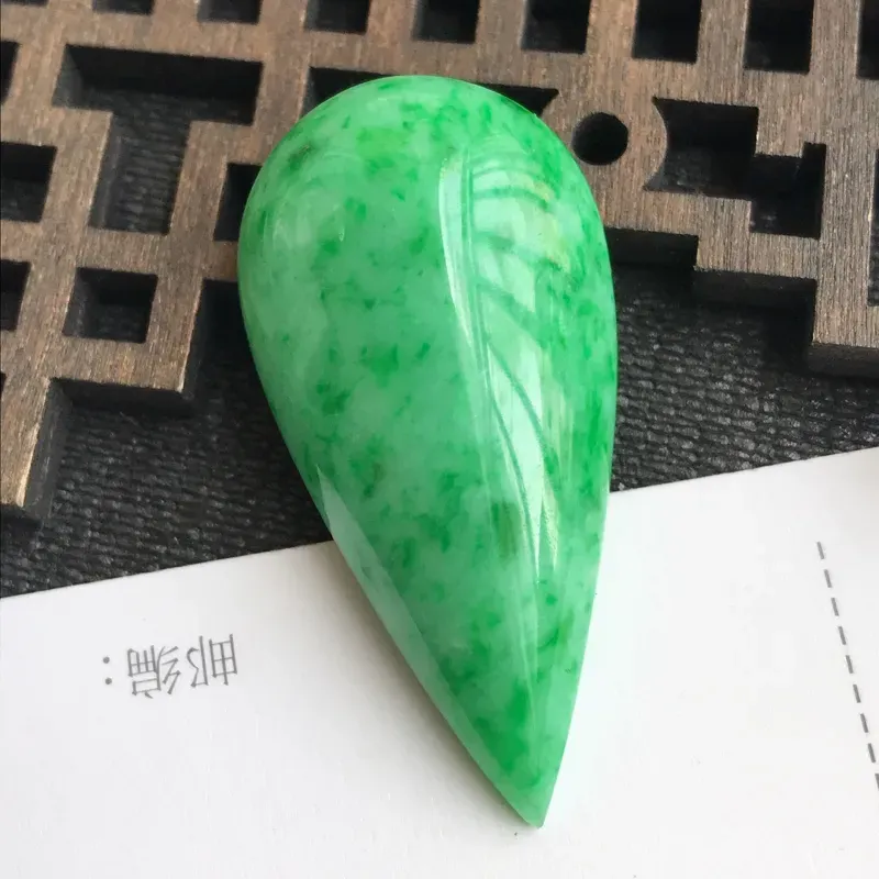 编号：1010，翡翠A货，飘绿水滴戒面可镶嵌，尺寸：41*20.3*10.3mm，