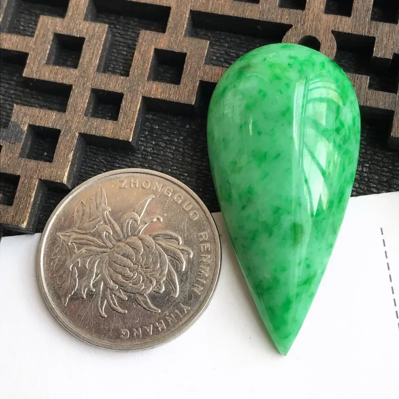 编号：1010，翡翠A货，飘绿水滴戒面可镶嵌，尺寸：41*20.3*10.3mm，