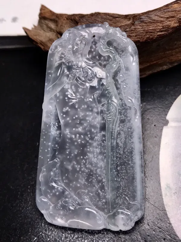 大师工张炳光作品，玉雕界泰山北斗级的大师，收藏作品一物难求，务必留意。取材一件高冰近玻璃种的雪花棉料子，题材为苏武牧羊，隐忍坚持、否极泰来，也是不忘初心的励志代表。手中一柄手杖，应用了淡绿色线，也是整件作品的神来之笔。雕工精细，人物非常生动。珍藏佳品，市场罕见，强烈推荐入手。