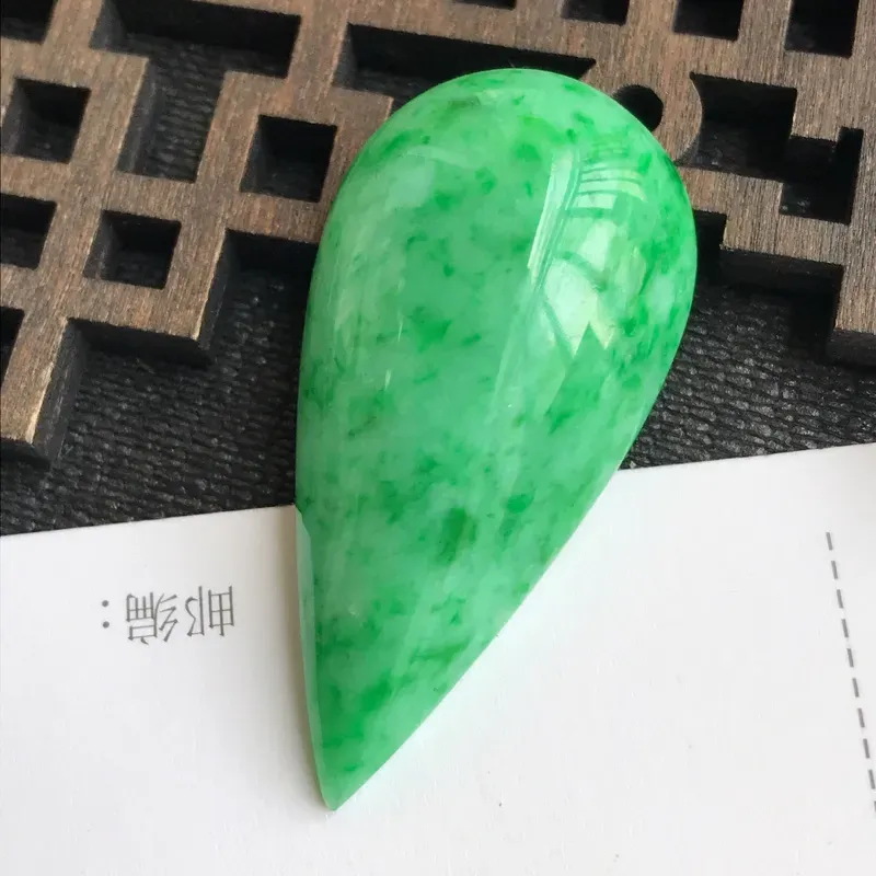 编号：1010，翡翠A货，飘绿水滴戒面可镶嵌，尺寸：41*20.3*10.3mm，