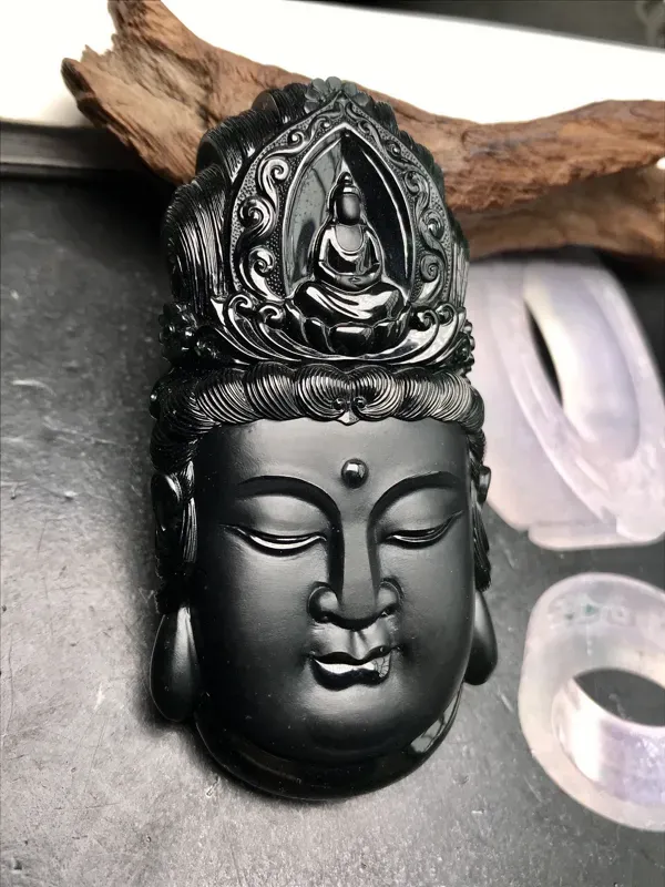 【大师工🙏🙏传世珍品,工艺美仑美奂的墨翠观音圣像。老坑正冰种质,黑亮闪耀,细腻致密的程度无可挑剔,黑度上佳。更为出色的是净度,打灯毫无结构感,毫无肉眼可见的星星棉点,可以说是一尘不染,如釉般洁净纯美。无纹无裂,用普通强光灯已有如此表现,如是专业墨翠灯,将美如星辰。工艺惊人,丝丝入扣,可以参奖评选的品质,一目了然,敬请自赏,推荐上手一观,收藏传世,难得一遇。】图7
