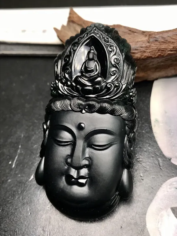 【大师工🙏🙏传世珍品,工艺美仑美奂的墨翠观音圣像。老坑正冰种质,黑亮闪耀,细腻致密的程度无可挑剔,黑度上佳。更为出色的是净度,打灯毫无结构感,毫无肉眼可见的星星棉点,可以说是一尘不染,如釉般洁净纯美。无纹无裂,用普通强光灯已有如此表现,如是专业墨翠灯,将美如星辰。工艺惊人,丝丝入扣,可以参奖评选的品质,一目了然,敬请自赏,推荐上手一观,收藏传世,难得一遇。】图9
