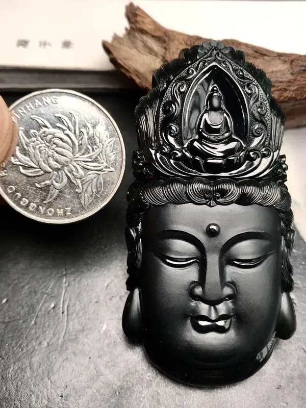 【大师工🙏🙏传世珍品,工艺美仑美奂的墨翠观音圣像。老坑正冰种质,黑亮闪耀,细腻致密的程度无可挑剔,黑度上佳。更为出色的是净度,打灯毫无结构感,毫无肉眼可见的星星棉点,可以说是一尘不染,如釉般洁净纯美。无纹无裂,用普通强光灯已有如此表现,如是专业墨翠灯,将美如星辰。工艺惊人,丝丝入扣,可以参奖评选的品质,一目了然,敬请自赏,推荐上手一观,收藏传世,难得一遇。】图8
